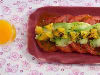 Avocado-Carpaccio mit Chili-Vinaigrette