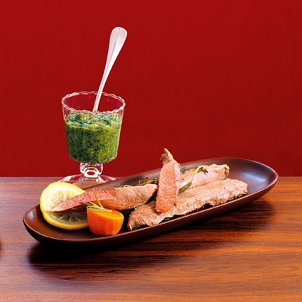 Pochierte Lammfilets mit grüner Sauce
