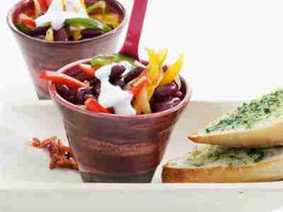 Chilibohnen mit Knoblauchbrot