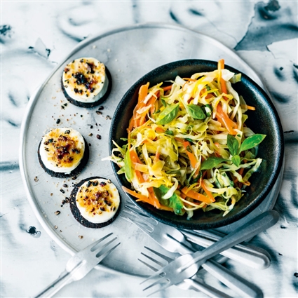 Weißkohlsalat mit Pumpernickel-Käse-Talern
