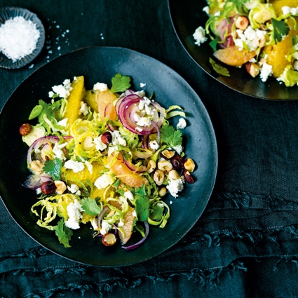 Zitrusfrischer Rosenkohlsalat mit Nussdressing