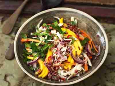 Roter Reissalat mit Mango und Frischkäse-Limetten-Dressing