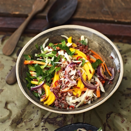 Roter Reissalat mit Mango und Frischkäse-Limetten-Dressing