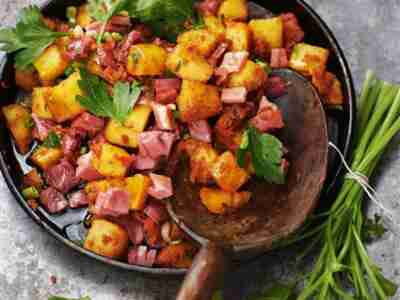 Bratkartoffelsalat mit Schinken und Tomaten-Dressing