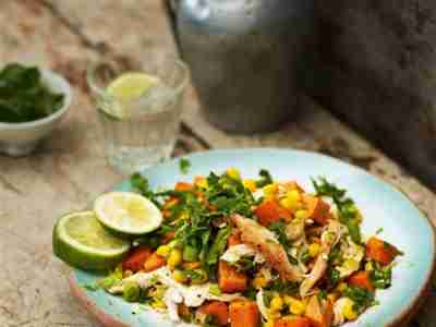 Cajun-Salat mit Hühnchen, Mais und Süßkartoffeln