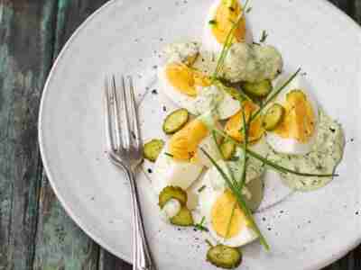 Eiersalat mit Cornichons und Kräuter-Mayonnaise