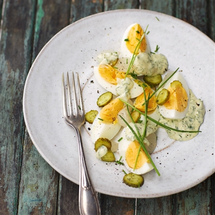 Eiersalat mit Cornichons und Kräuter-Mayonnaise