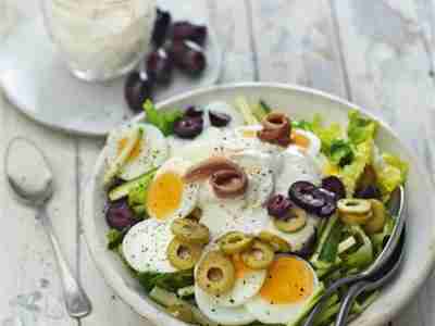 Mediterraner Eiersalat mit Zucchini und Sardellencreme-Dressing