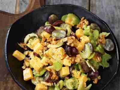 Käsesalat mit Gouda, Trauben und Walnüssen
