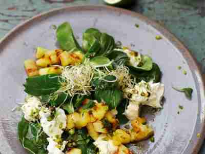 Ananassalat mit Gorgonzola und Limetten-Honig-Dressing