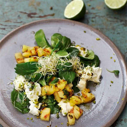 Ananassalat mit Gorgonzola und Limetten-Honig-Dressing