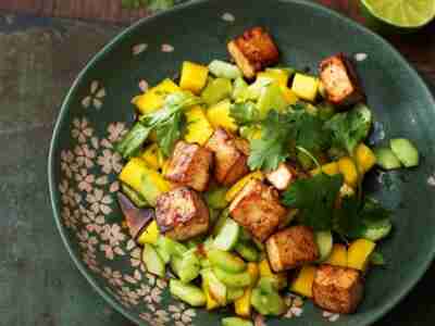 Mango-Gurken-Salat mit Tofu und Tamari-Ingwer-Dressing