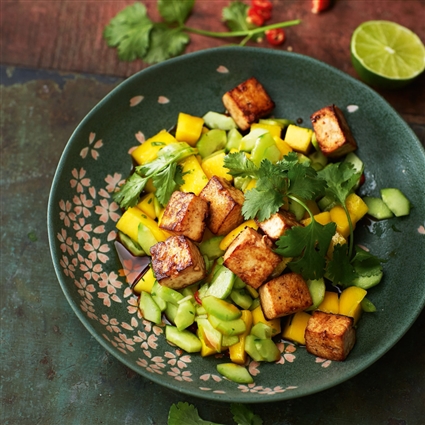 Mango-Gurken-Salat mit Tofu und Tamari-Ingwer-Dressing