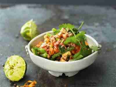 Papaya-Paprika-Salat mit Krabben und Kräuter-Limetten-Dressing