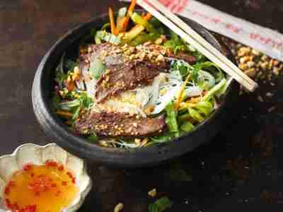 Lauwarmer Salat mit Rindfleisch, Reisnudeln und Thai-Dressing