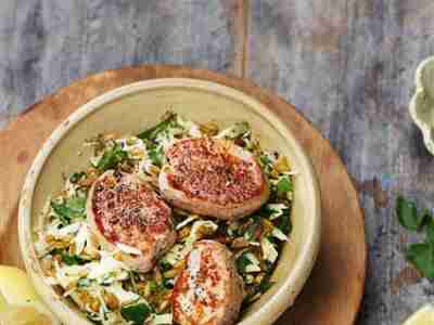 Grünkern-Pastinaken-Salat mit Schweinemedaillons