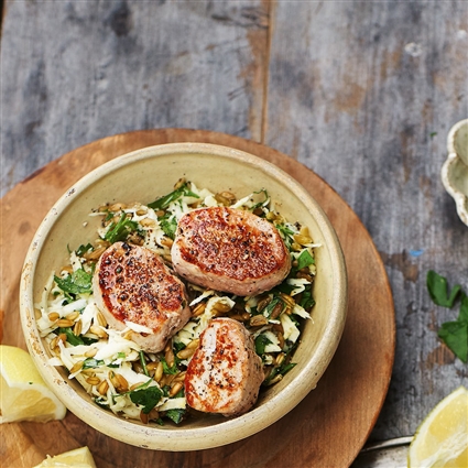 Grünkern-Pastinaken-Salat mit Schweinemedaillons