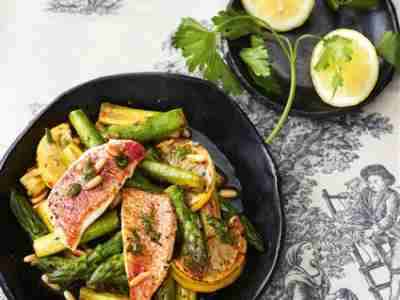 Spargel-Zitronen-Salat mit Fisch und Brühe-Petersilien-Dressing