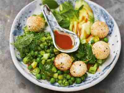 Avocado-Erbsen-Salat mit Reisbällchen und Miso-Dressing