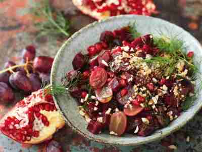 Rote-Bete-Haselnuss-Salat mit Granatapfel-Dressing
