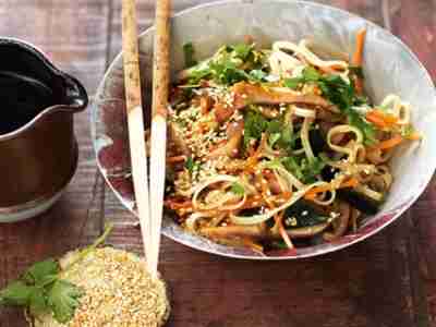 Glasnudel-Algen-Salat mit Ingwer-Sesam-Dressing