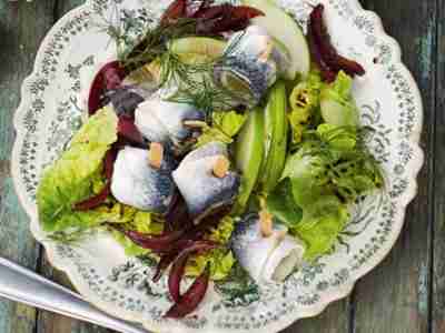 Rollmops-Salat mit roten Zwiebeln und grünem Apfel