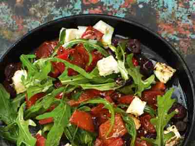 Peperonata-Salat mit Feta, Rucola und Oliven