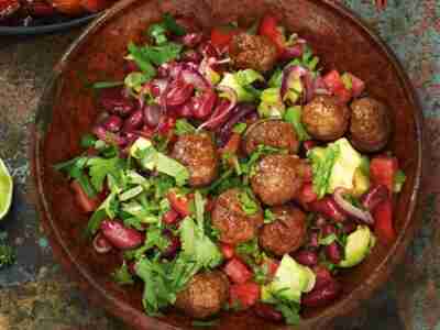 Chili-con-Carne-Salat mit Hackbällchen