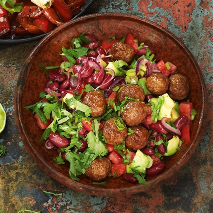 Chili-con-Carne-Salat mit Hackbällchen