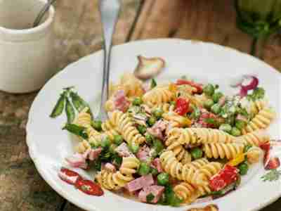 Nudelsalat mit Schinken und klassischem Mayonnaise-Dressing