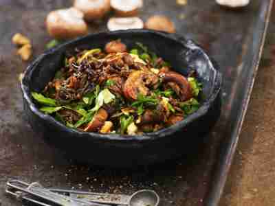 Pilzsalat mit schwarzem Reis und Walnuss-Vinaigrette