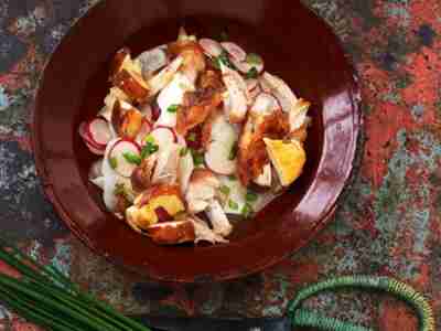 Brathendl-Salat mit Croûtons und Schnittlauch-Vinaigrette