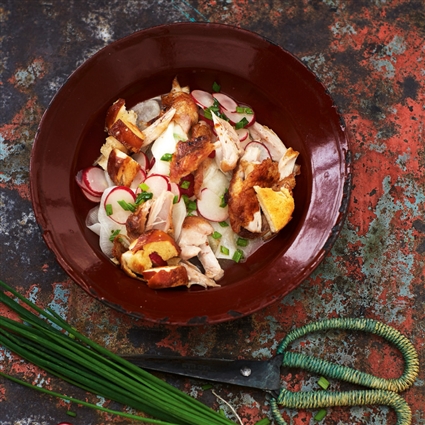 Brathendl-Salat mit Croûtons und Schnittlauch-Vinaigrette