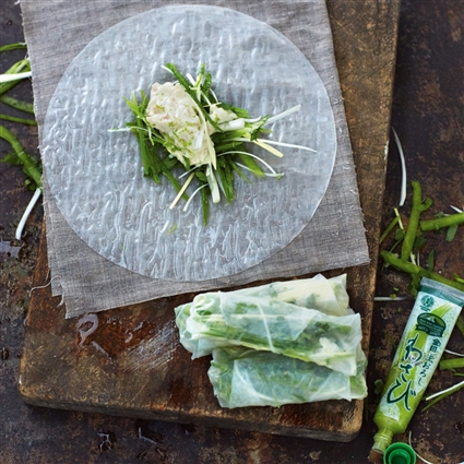 Grüne Gemüse-Julienne im Reisblatt mit Krebs-Wasabi-Mayonnaise
