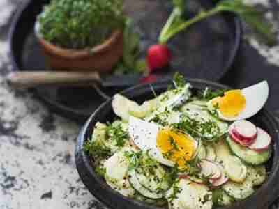 Kartoffelsalat mit Eiern und Joghurt-Mayonnaise