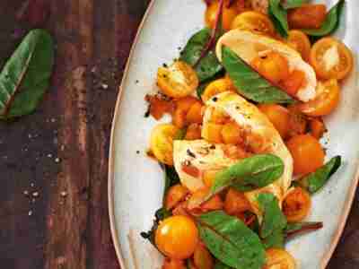 Salat mit Hähnchen, gelben Tomaten und Aprikosen-Chutney
