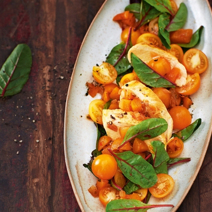 Salat mit Hähnchen, gelben Tomaten und Aprikosen-Chutney