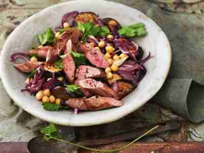 Auberginen mit Lamm und Granatapfel-Harissa-Dressing