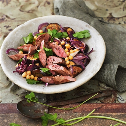 Auberginen mit Lamm und Granatapfel-Harissa-Dressing