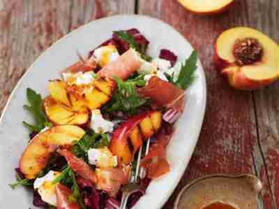 Radicchio mit Schinken, Nektarine und Aprikosen-Chili-Dressing