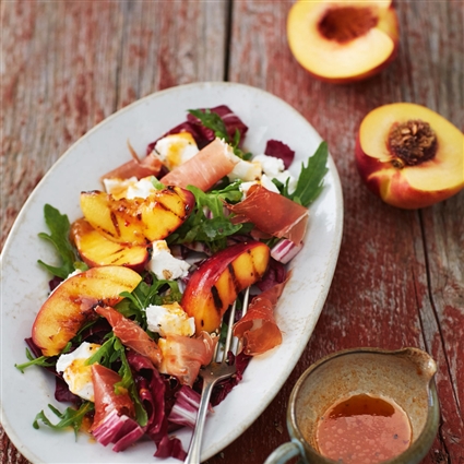 Radicchio mit Schinken, Nektarine und Aprikosen-Chili-Dressing