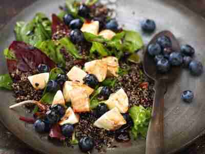 Quinoa-Heidelbeer-Salat mit Cassis-Vinaigrette