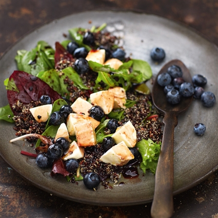 Quinoa-Heidelbeer-Salat mit Cassis-Vinaigrette