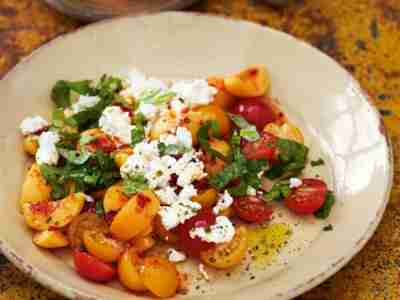 Tomaten-Aprikosen-Salat mit Feta und Honig-Sambal-Dressing