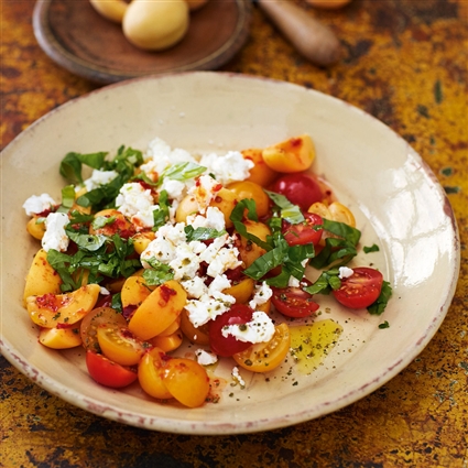 Tomaten-Aprikosen-Salat mit Feta und Honig-Sambal-Dressing