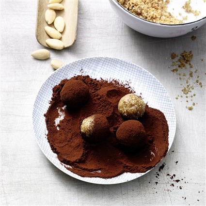 Paleo Dattel-Walnuss-Pralinen