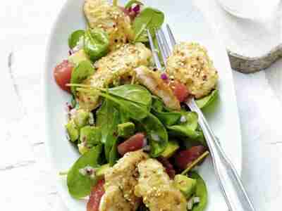 Paleo-Avocadosalat mit Sesamhuhn