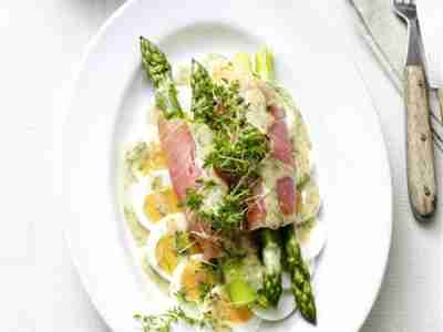 Paleo-Spargelsalat mit Räucherlachs