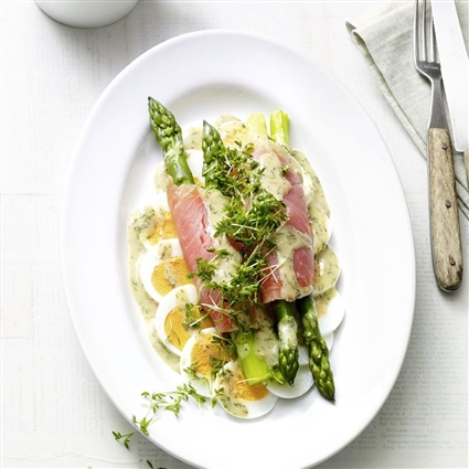 Paleo-Spargelsalat mit Räucherlachs