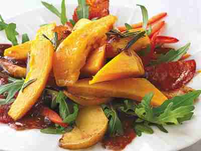 Rosmarin-Kürbis auf Rucola mit Pflaumen-Vinaigrette